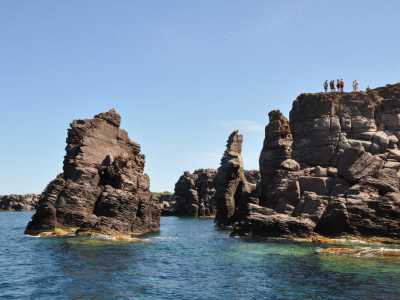 Nido dei Passeri � Ci spostiamo sull�isola di Sant�Antioco, posta di fronte alla costa occidentale della Sardegna per trovare questa lunga scogliera a picco sul mare, ideale per la pesca subacquea. Il luogo prende il nome dal soprannome dato dagli abitanti alle barriere coralline che spuntano dall'acqua colonizzate dagli uccelli